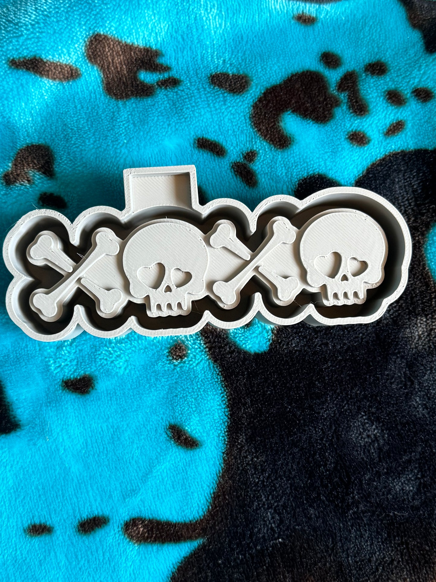 Small Mold xoxo bones/skeleton